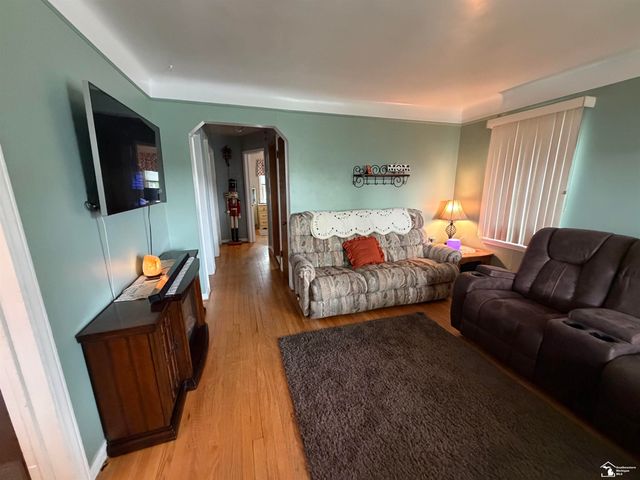 45 Cleveland Street, Trenton, MI 48183