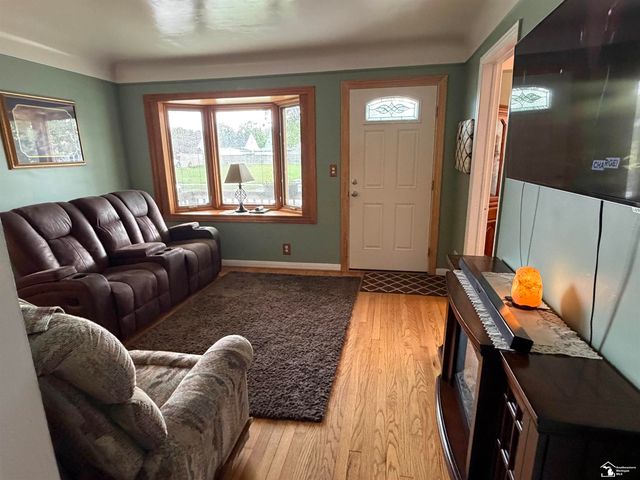 45 Cleveland Street, Trenton, MI 48183