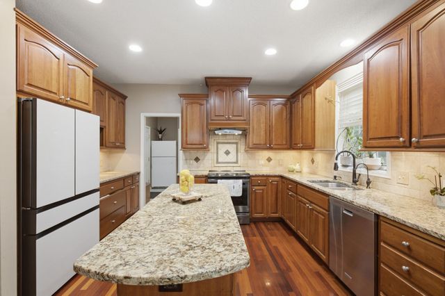 15016 Viewcrest Lane, Burnsville, MN 55306