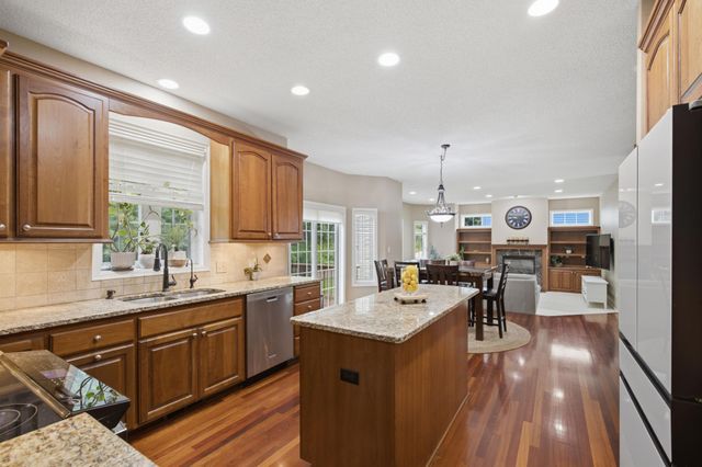 15016 Viewcrest Lane, Burnsville, MN 55306