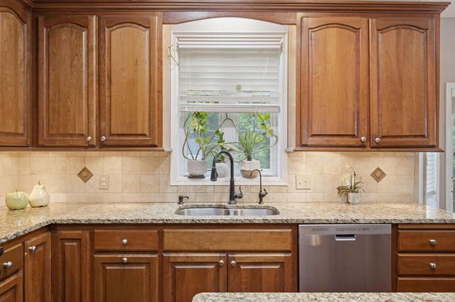 15016 Viewcrest Lane, Burnsville, MN 55306