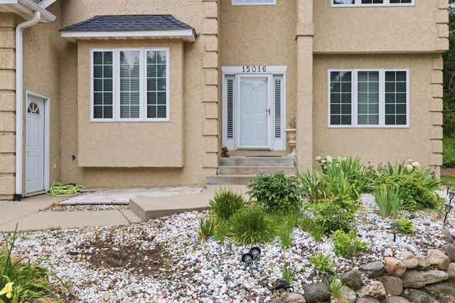 15016 Viewcrest Lane, Burnsville, MN 55306