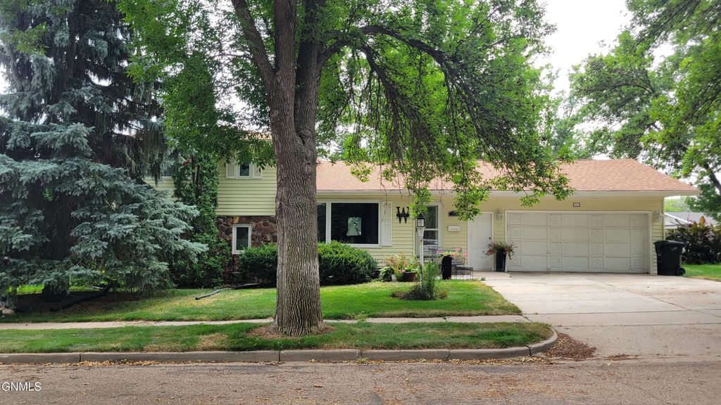 103 Redstone Drive, Bismarck, ND 58503 photo 1