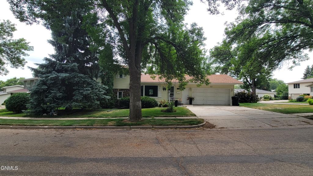 103 Redstone Drive, Bismarck, ND 58503 photo 2