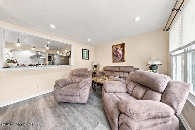 1002 Andle Ct, Louisville, KY 40214