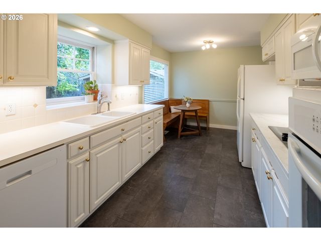 1795 KILKENNY Rd, Lake Oswego, OR 97034