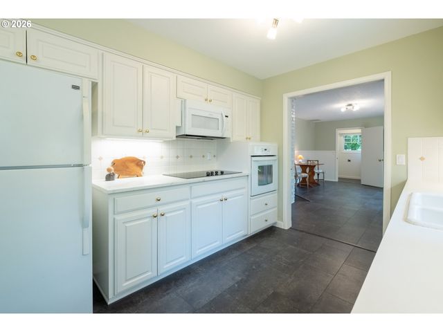 1795 KILKENNY Rd, Lake Oswego, OR 97034