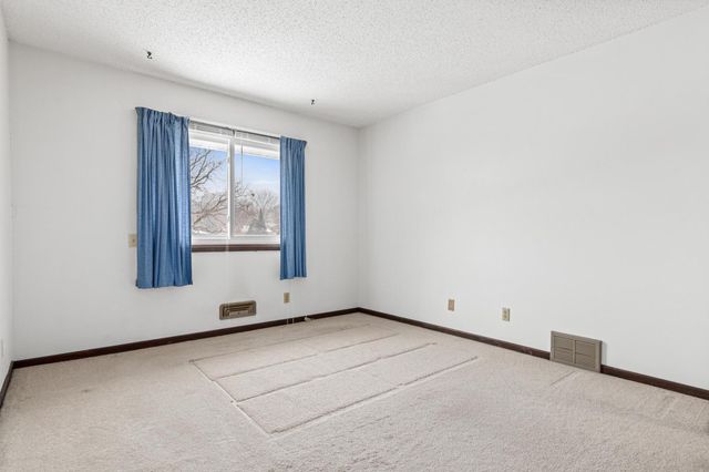 3907 Conroy Trail, Inver Grove Heights, MN 55076