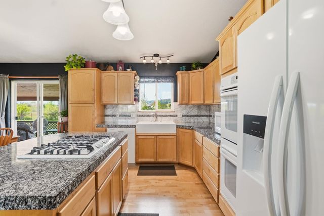 6211 N Blue Skies Ln, Newman Lake, WA 99025