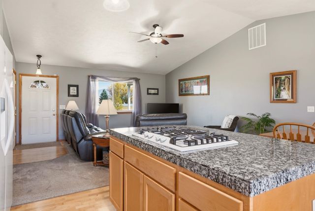 6211 N Blue Skies Ln, Newman Lake, WA 99025