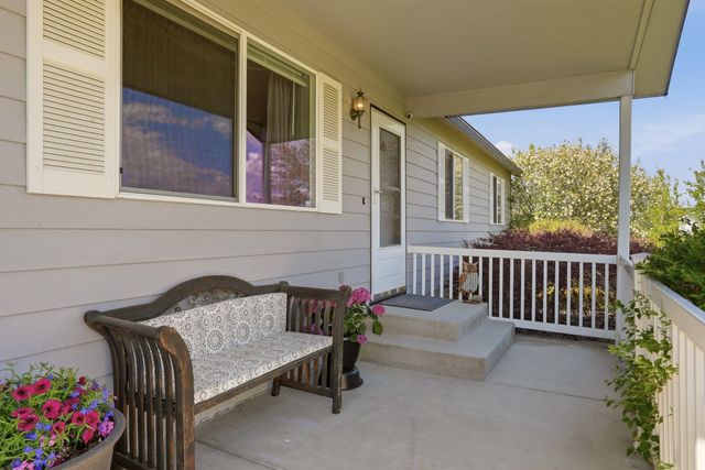 6211 N Blue Skies Ln, Newman Lake, WA 99025