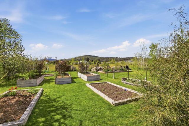 6211 N Blue Skies Ln, Newman Lake, WA 99025