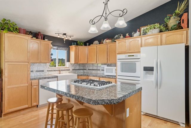 6211 N Blue Skies Ln, Newman Lake, WA 99025