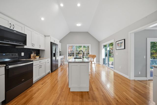 10 Ridgewood Road, Plaistow, NH 03865