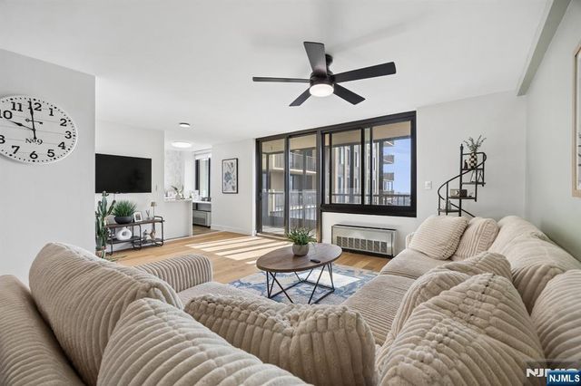 200 Winston 2811, Cliffside Park, NJ 07010