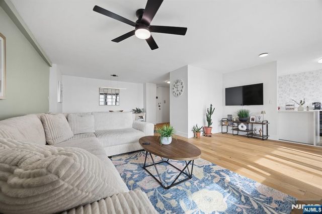 200 Winston 2811, Cliffside Park, NJ 07010