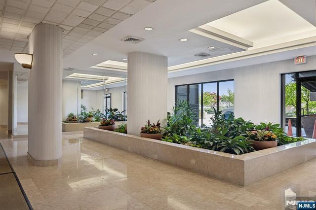 200 Winston 2811, Cliffside Park, NJ 07010