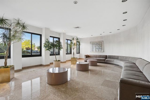 200 Winston 2811, Cliffside Park, NJ 07010
