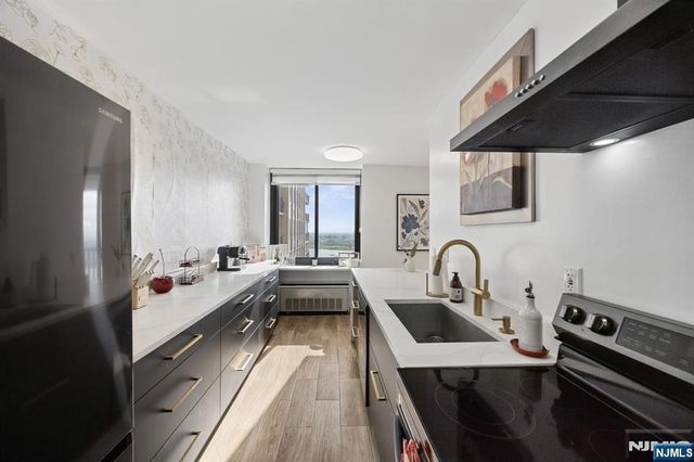 200 Winston 2811, Cliffside Park, NJ 07010