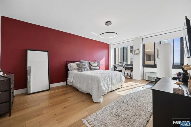 200 Winston 2811, Cliffside Park, NJ 07010