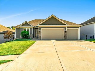 8615 NW 74th Terrace, Kansas City, MO 64152