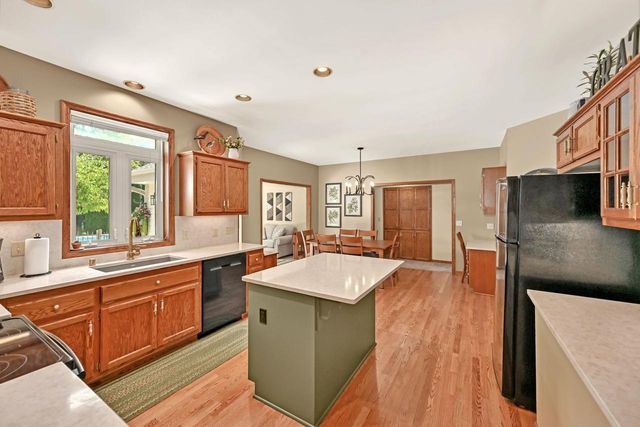 9558 S Fairway CIRCLE, Franklin, WI 53132