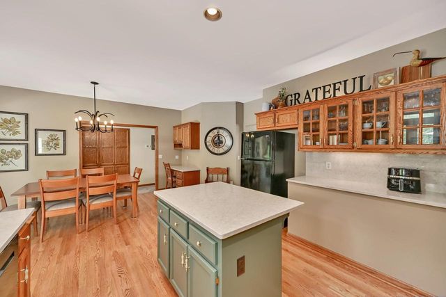 9558 S Fairway CIRCLE, Franklin, WI 53132