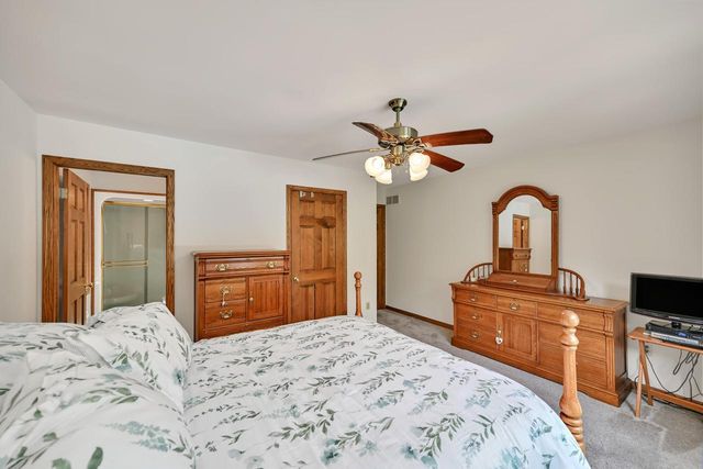 9558 S Fairway CIRCLE, Franklin, WI 53132