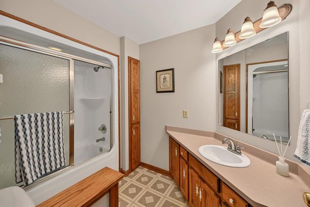 9558 S Fairway CIRCLE, Franklin, WI 53132