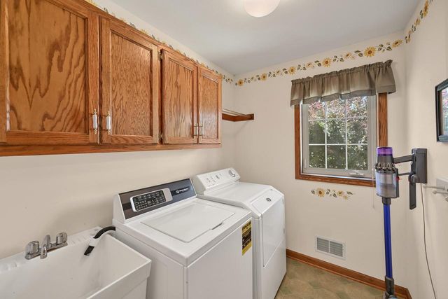 9558 S Fairway CIRCLE, Franklin, WI 53132
