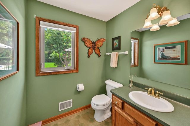 9558 S Fairway CIRCLE, Franklin, WI 53132