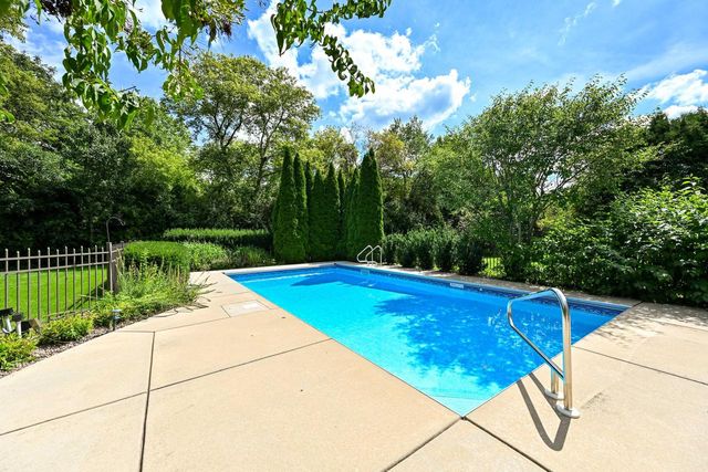 9558 S Fairway CIRCLE, Franklin, WI 53132