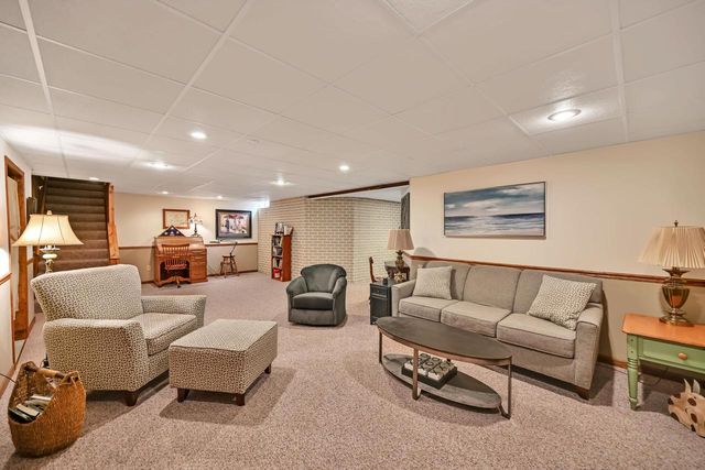 9558 S Fairway CIRCLE, Franklin, WI 53132