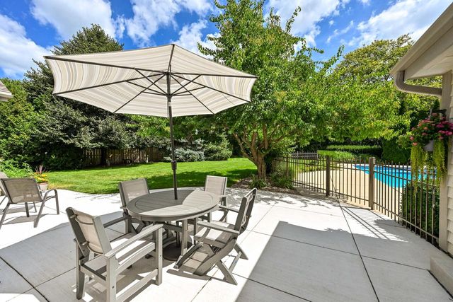 9558 S Fairway CIRCLE, Franklin, WI 53132