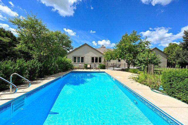 9558 S Fairway CIRCLE, Franklin, WI 53132