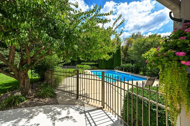 9558 S Fairway CIRCLE, Franklin, WI 53132
