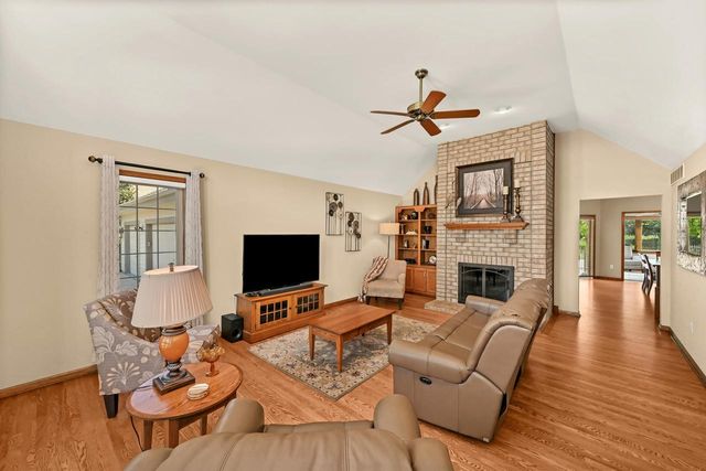 9558 S Fairway CIRCLE, Franklin, WI 53132