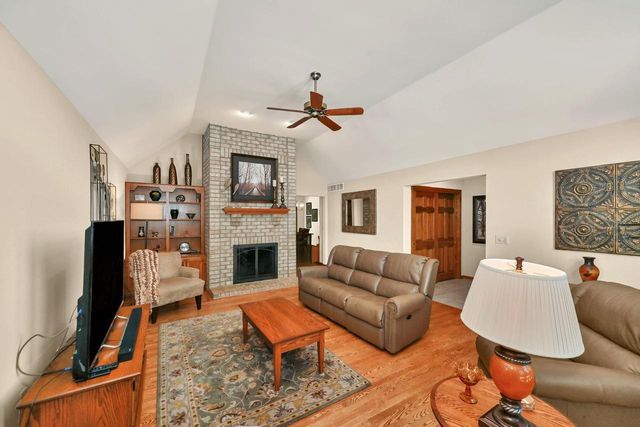 9558 S Fairway CIRCLE, Franklin, WI 53132