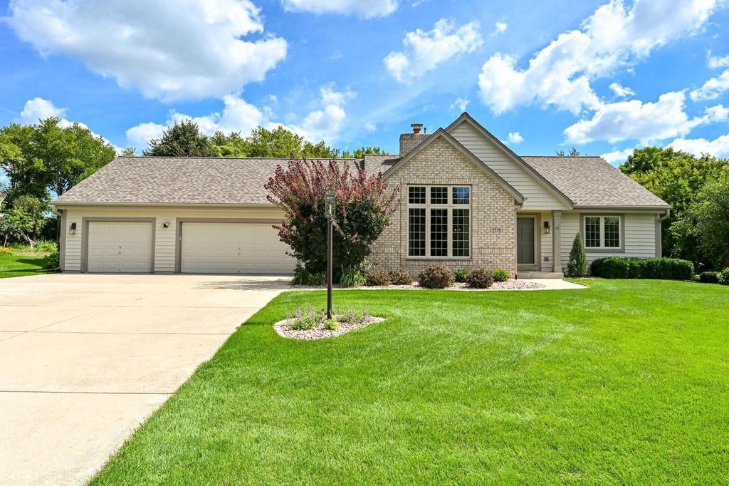 9558 S Fairway CIRCLE, Franklin, WI 53132