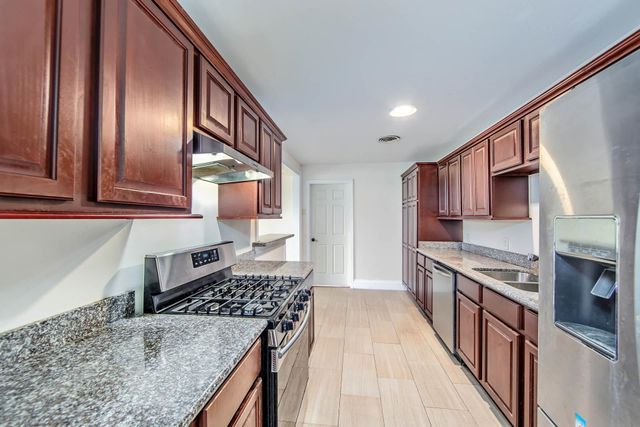 371 E 7th St, Larose, LA 70373