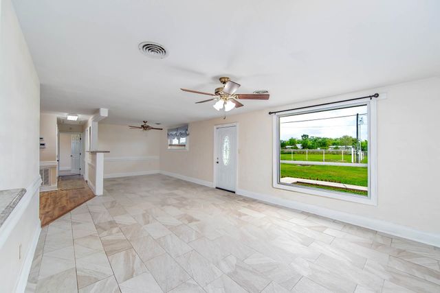 371 E 7th St, Larose, LA 70373