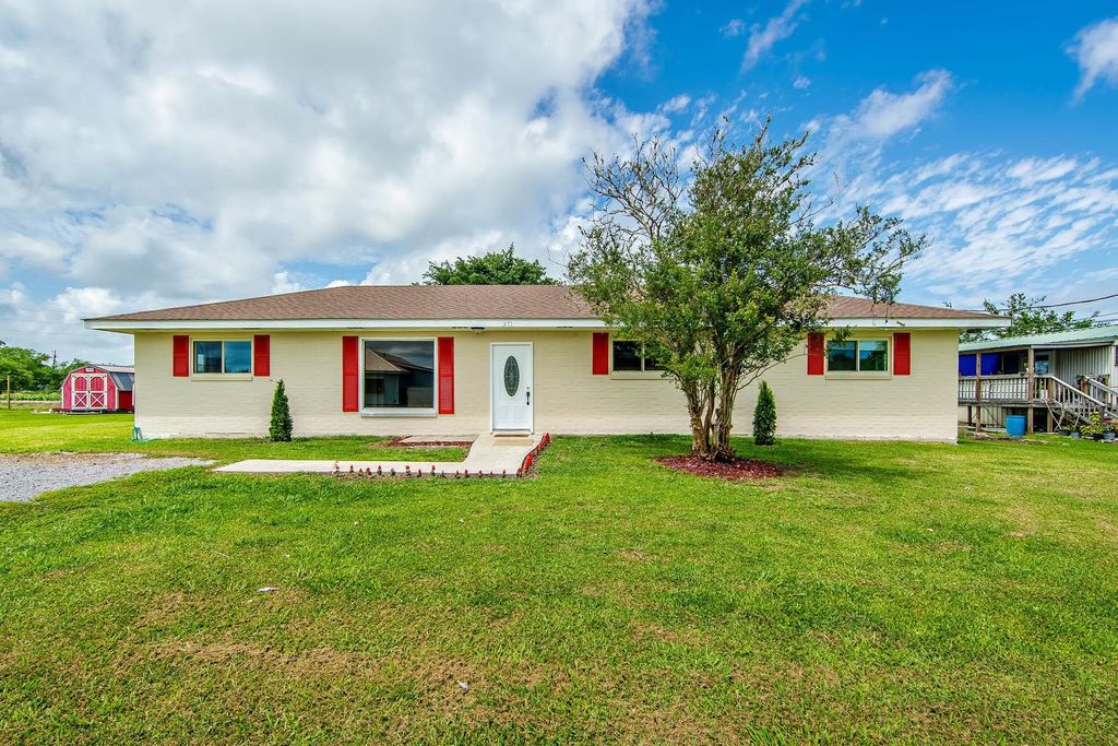 371 E 7th St, Larose, LA 70373