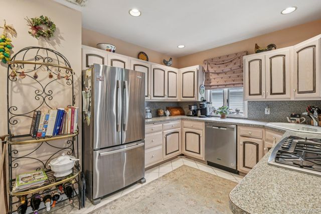 402 N Village Avenue, Rockville Centre, NY 11570