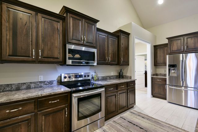 417 Silverwood Circle, Branson West, MO 65737