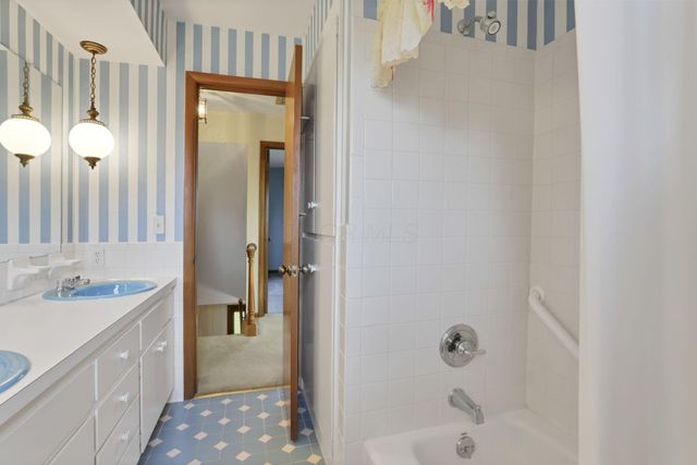 8869 Chevington Chase Drive, Pickerington, OH 43147