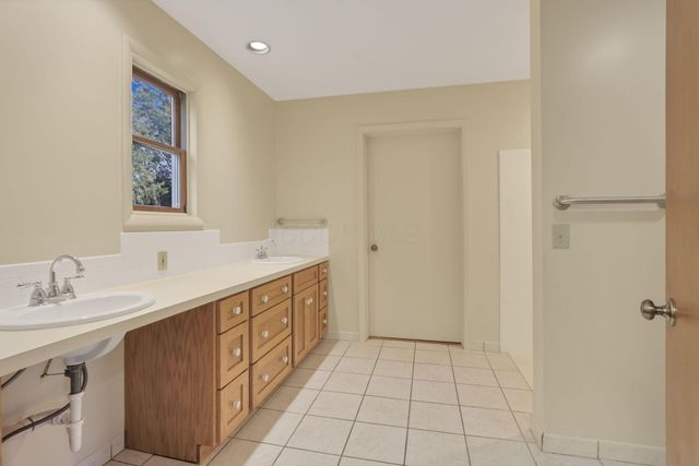 8869 Chevington Chase Drive, Pickerington, OH 43147