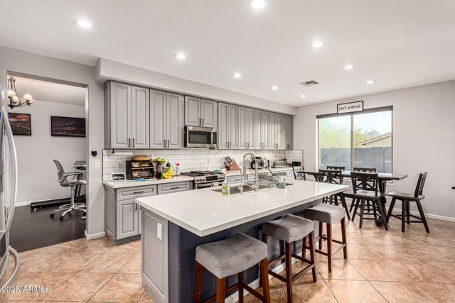 6409 W LUCIA Drive, Phoenix, AZ 85083