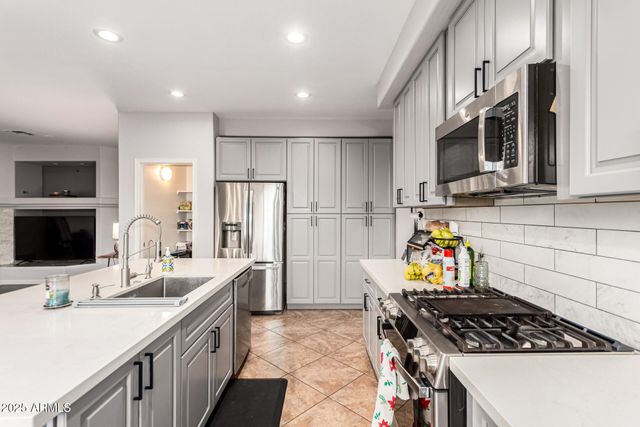 6409 W LUCIA Drive, Phoenix, AZ 85083