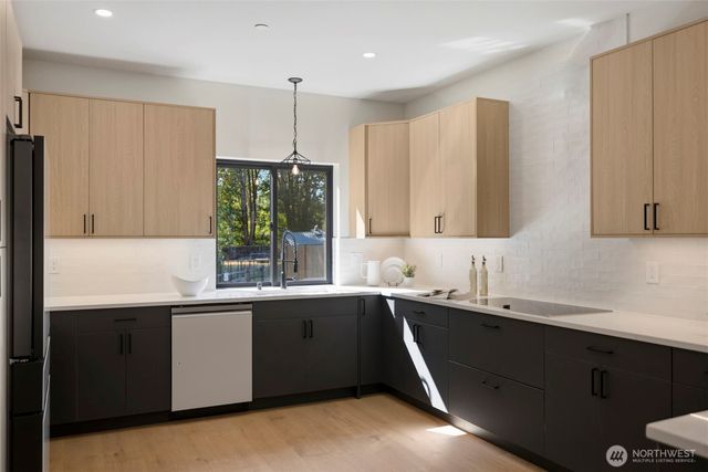 20101 75th Avenue NE, Kenmore, WA 98028