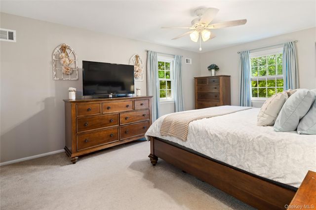 14 Briarwood Lane, Pleasantville, NY 10570